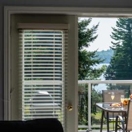 Muskoka Lakefront 4-bdrm Guest House，位于卡灵港的酒店