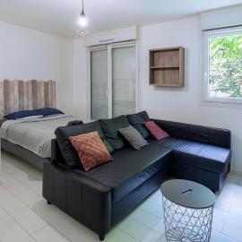 Parisian Chic & Spacious Studio with Parking，位于贝宗的酒店