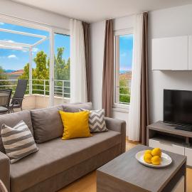 Sunny Resort apartment with seaview 1273，位于Razvala的酒店