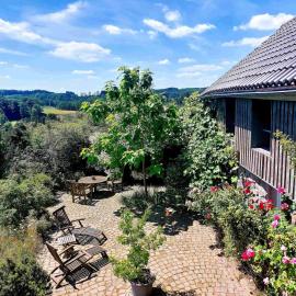 Kleines Haus mitten in der Natur mit eigener Terrasse und Sonnenbalkon，位于Halver的酒店