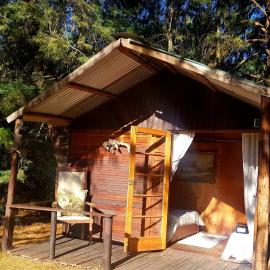 Whistling Woods Cabin at Drakensberg International Backpackers，位于Elandskop的酒店