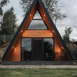 The DREAM A-frame Cabin，位于Arpaşu de Sus的酒店