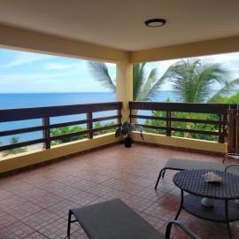 The Yellow House: Fully Equipped, Spectacular Beach View，位于马纳蒂的酒店
