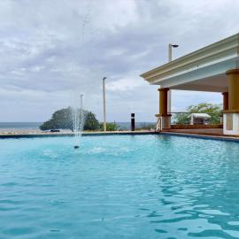 Oceanview Costa del Mar Condo with Pool and Smart TV，位于Pole Ojea的酒店