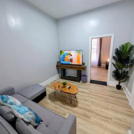 Central brownstone in Hoboken Dwntn! 15 mins to NY，位于霍博肯的酒店