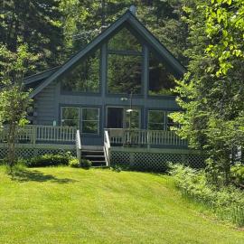 Outta Range Outta Range, A Cozy Log Home Retreat，位于兰奇利的酒店