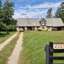 Istaba Pirmie Zaļmeži，位于尤卡尔内的酒店