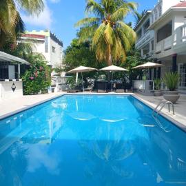 Bay Heights Escape Aparthotel，位于洛尼湾村的酒店