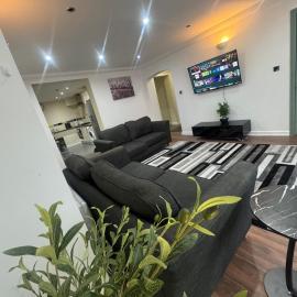A cozy and spacious apartment，位于达德利的酒店