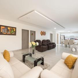 Casa con piscina cerca al aeropuerto，位于Malambo的酒店