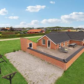 Nice Home In Vinderup With Sauna，位于温讷鲁普的酒店