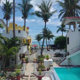 White & Yellow Castle Hotel and Resort，位于Calatagan的酒店
