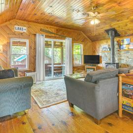 Rustic Cabin Retreat on Rangeley Lake!，位于兰奇利的酒店