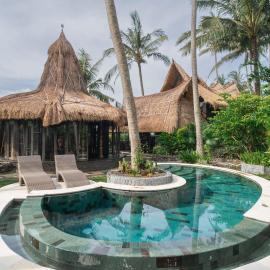 Authentic beachfront Villa Owl，位于Krambitan的酒店