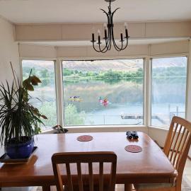 Private Bedroom at Riverfront House，位于坎卢普斯的酒店