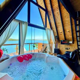 Chalé com Hidromassagem, Lareira e Piscina na Beira da Lagoa，位于Imaruí的酒店