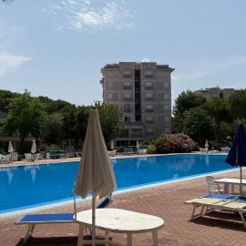 M446 - Marcelli, trilocale in residence con piscina，位于马瑟利的酒店