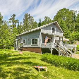 1 Mi to Rangeley Lake: Cabin w/ Wraparound Deck!，位于兰奇利的酒店