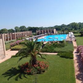 Cosmopolitan Golf & Beach Resort，位于蒂勒尼亚的酒店