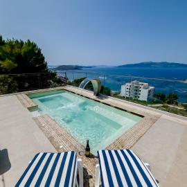 Sunset Shoreline Saranda - Sea View - Free Private Parking - Pool,位于萨兰达的酒店