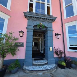 Royal Lion Hotel,位于滕比的酒店