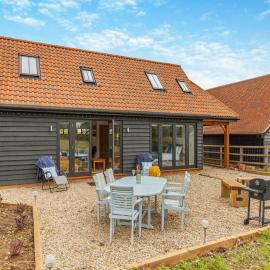 Gladwyns Farm Lodge，位于萨克斯特德的酒店