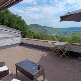 BelaVista'nBed - Peaceful Studio with private Terrace and Amazing Mosel Valley Views，位于于尔齐希的酒店