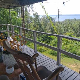 Overlooking Lake Eufaula Alabama PERFECT PRIVATE GETAWAY COTTAGE FOR COUPLES FISHERMAN-FRIENDS located in a private gated community bring the golf cart many paved roads and boat parkingt BOAT DOCK NEAR and community fishing pier and beach，位于Abbeville的酒店