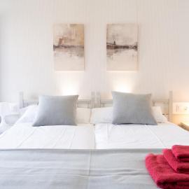 Apartamentos Turísticos El Puerto de Comillas，位于柯米拉斯的酒店