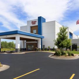 Hampton Inn & Suites Moline-Quad City Int'l Aprt，位于莫林的酒店