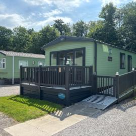 10 Borwick Lakes, Carnforth - En suite - King size bed，位于康福斯的酒店