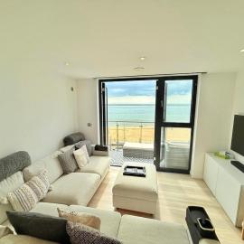 The Lookout-Sea Views-Balcony-Free parking
