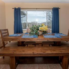 Remodeled Mountain Retreat with Hot Tub and Scenic Views Near Trails in Lander, Wyoming，位于兰德的酒店