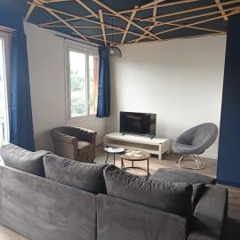 Grand appartement avec belle vue，位于于泽什的酒店