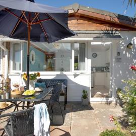 Lucy Lou, charming holiday bungalow in Devon，位于Galmpton的酒店