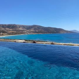 Luxury villa with private infinity pool and stunning sea view，位于Agiassos的酒店