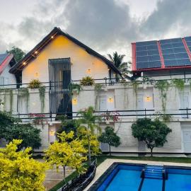 Royal Crown Residency Hotel，位于Talawatugoda的酒店