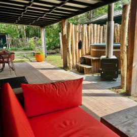 TinyLodge with hottub，位于迪森的酒店