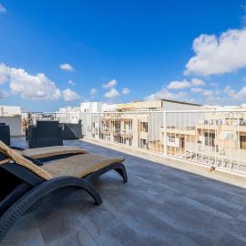 Bright and Spacious Penthouse, Large Terrace by Buena Vista，位于姆西达的酒店