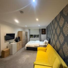 Eastern Bridge Rooms，位于Spinney Hill的酒店