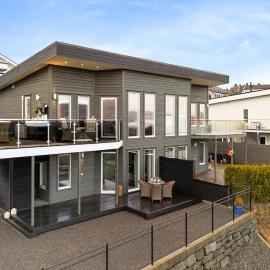 Semi-detached house with lovely views of the city fjord，位于Askøy的酒店