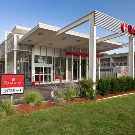 Ramada by Wyndham Rockville Centre，位于罗克维尔森特的酒店