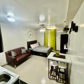 Dracarys 1 Condo Stay with pool balcony & kitchen，位于Lo-oc的酒店