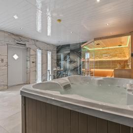 Cinema Studio Room with Spa Facilities For Couples，位于卡迪夫的酒店