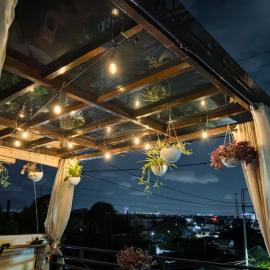 Chic Hilltop Hideaway and Stylish Stay in Caloocan's Crestview，位于Camarin的酒店