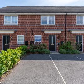Walk To Airport - 3 Bedrooms x2 Driveway - EV Charging - Washer & Dryer，位于利物浦的酒店