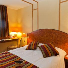 Logis Hôtel & Restaurant & Bar LE COTTAGE，位于加来的酒店