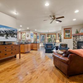 Hot-Tub - Prime Location - Spacious 4BDR - Pets OK，位于本德的酒店