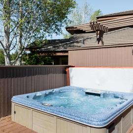 Hot Tub- Family-Friendly - 2BDR，位于本德的酒店