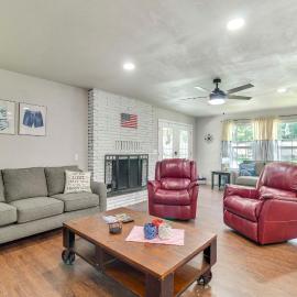 Walk to Marina & Lake: Family Retreat in Afton!，位于Afton的酒店